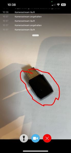 Eine Rescue-Lens-Session, bei der der Techniker auf einen nicht eingesteckten USB-Dongle hinweist. (Bild: Dr. Götz Güttich - GoTo)