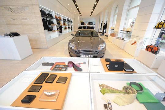Der Luxuswagen-Hersteller verkauft dort Kleidung und exklusive Accessoires. (Archiv: Vogel Business Media)