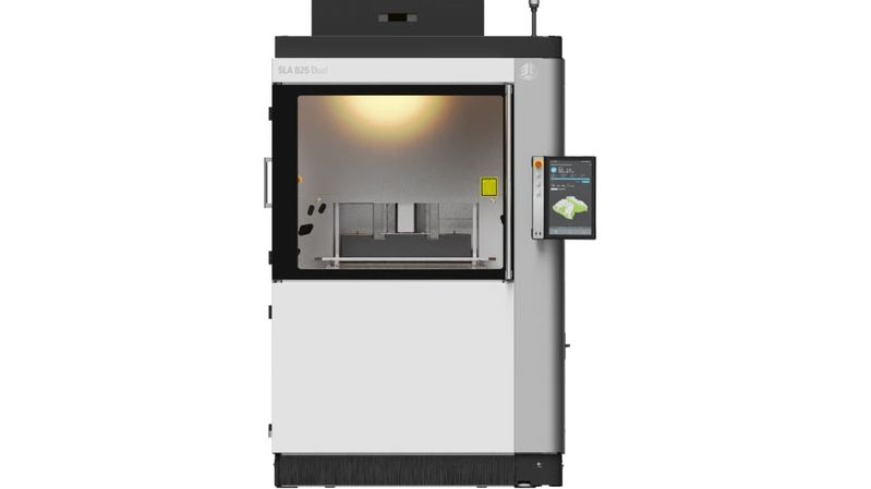 3D Systems stellt den SLA 825 Dual vor, die aktuelle SLA-Lösung mit hohem Durchsatz, größerem Bauvolumen und Produktivitätssteigerungen für Anwendungen in den Bereichen Automobilbau, Formel 1, Luft- und Raumfahrt sowie Dienstleistungsbüros. (Bild:  3D Systems)