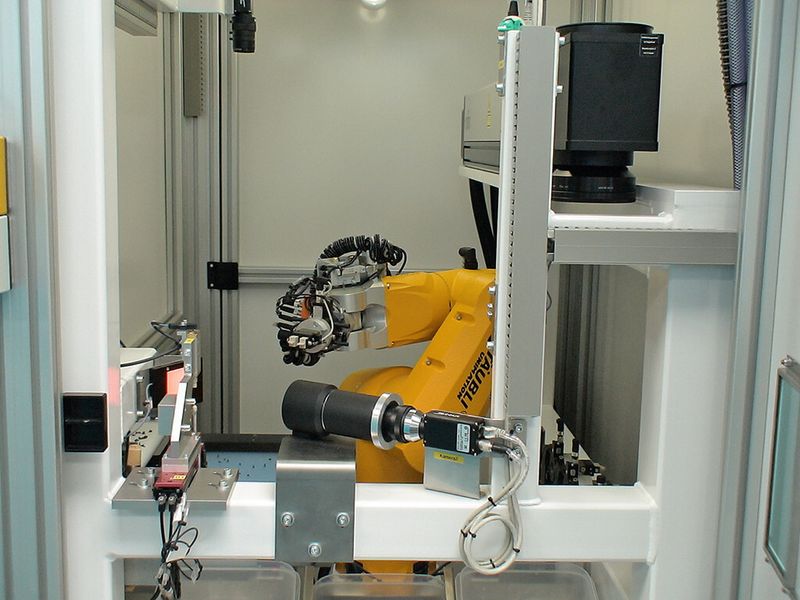 Die von der Insys entwickelte Lösung ist mit einem Bildverarbeitungssystem mit drei Kameras ausgerüstet, welches die Teile auf Konformität überprüft. (Bild: Stäubli)