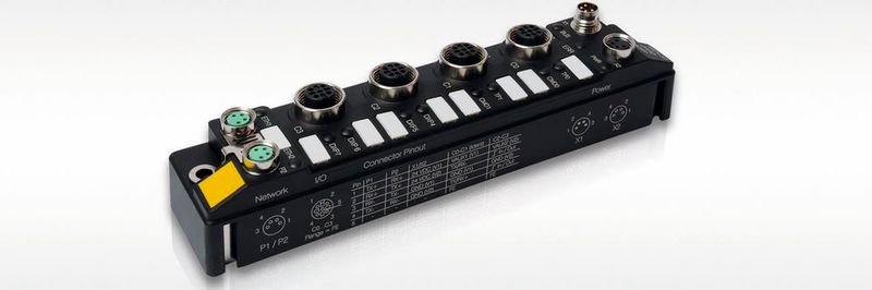 Pünktlich zur SPS IPC Drives 2017 präsentiert Turck die Erweiterung seiner kompakten Ethernet/RFID-Module vom Typ Tben-S-RFID. Für die I/O-Module steht ein neues, kostenloses Firmwareupdate zur Verfügung. Laut Hersteller bietet es viele neue Funktionalitäten, etwa die lizenzfreie Programmierumgebung Argee. Mit dieser Field-Logic-Controller-Funktion (FLC) haben Anwender die Möglichkeit, kleine bis mittlere Steuerungsaufgaben direkt auf dem Block-I/O-Modul auszuführen und damit dezentral auszulagern. Dies entlastet die Steuerung und erlaubt die Übertragung ausschließlich relevanter Daten. Turck auf der SPS IPC Drives 2017: Halle 7, Stand 250 (Bild: Turck)