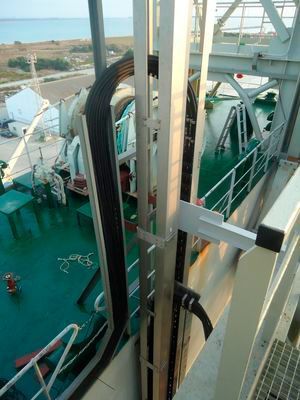 Bild 18: Dieses Schwimmdock wird zum Bau von Häfen und Hafenanlagen verwendet. Für die Versorgung von Kränen, Pumpen, Beleuchtung und sonstigen elektrischen Arbeitsmitteln sowie für die Datenübertragung sind zahlreiche Kabel, Schläuche und Leitungen nötig, die über eine Länge von 40 m vertikal geführt werden müssen. Durch die Verwendung einer e-kette geschieht das problemlos und sichert die Verfügbarkeit der Anlage. (Bild: FCC Construcción)