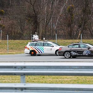 Im Rahmen von Testfahrten erschaffen zwei Forschungsautos, ausgestattet mit sehr genauen Vermessungssystemen, die virtuelle Testumgebung.  (J.J. Kucek – TU Graz)