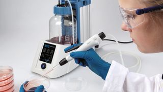 Der neue Absaug-Handgriff VHC pro ergänzt das Programm der Flüssigkeitsabsaugsysteme von Vacuubrand (Bild: Vacuubrand)