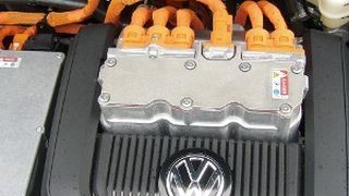 Tschüss, Otto: Unter der Haube des E-Golf steckt ein E-Motor mit 115 PS und viele orangefarbene Kabel. (Foto: Bartsch)