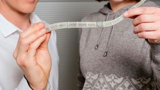 Festo und ein Forschungsteam der Universität des Saarlandes haben diesen rüsselartigen Roboterarm entwickelt. Das bionische System hat im Vergleich zu üblichen Roboterarmen viele Vorteile. Im Rahmen der Hannover Messe 2023 wird das System dem Publikum vorgestellt. (Bild: Universität des Saarlandes)