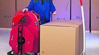 Freude beim Personal: Die Lagermitarbeiter müssen sich dank des Umreifungssystems 725E weniger bücken. Bild: Ergopack (Archiv: Vogel Business Media)