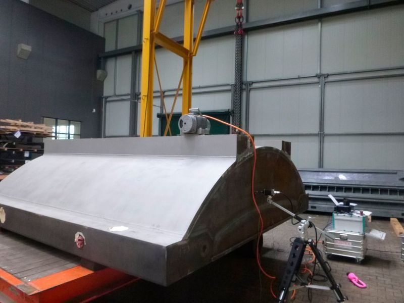 Ein weiterer Vorteil der Vibrationsbehandlung von eigenspannungsbehafteten Bauteilen ist, dass die Reduktion der Spannungen sehr schnell und gezielt erfolgt. Auch gilt der Einsatz der Vibrationsbehandlung mithilfe des VSR Vibmatic 8000 als umweltfreundliche Alternative zum Glühen. (VSR)