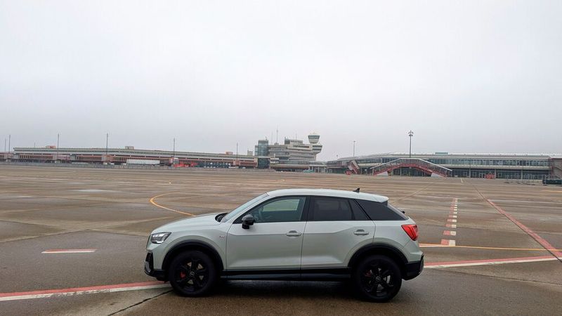 Unsere Reisen führten uns auch auf den stillgelegten Flughafen Berlin-Tegel. In den alten Werkstattgebäuden residieren mittlerweile Firmen – und die Zufahrt führt über die Landebahn! (Bild: Rosenow – VCG)