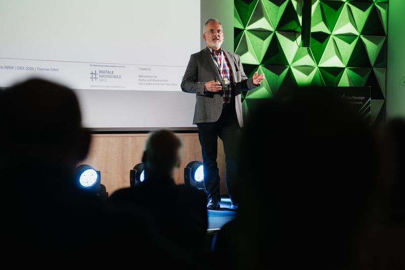 Dr. Thomas Eifert, CTO an der RWTH Aachen University, dröselte in einer Keynote „Die Backup- und Forschungs-Datenmanagement-Umgebung für Universitäten in NRW“ auf. (Bild:  Manuel Emme Fotografie)