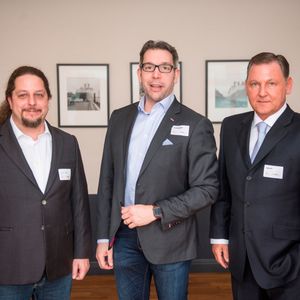 Die Gastgeber: Boris Hajek (l.) und Rainer Kurp (r., beide losstech) mit Dr. Ralf Dingeldein (Technogroup) (Bild: losstech)