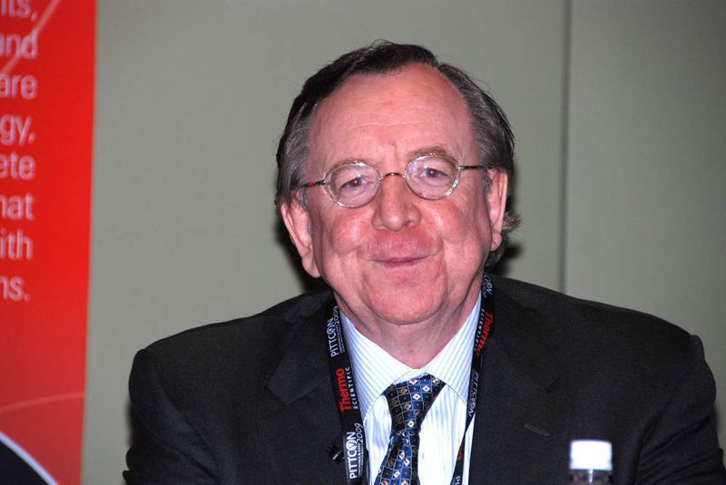 ...Dr. Ian D. Jardine, Vizepräsident Global R&D, Thermo Fisher Scientific neue Gerätelösungen von Thermo Fisher Scientific präsentierte. (Bilder: LaborPraxis) (Archiv: Vogel Business Media)