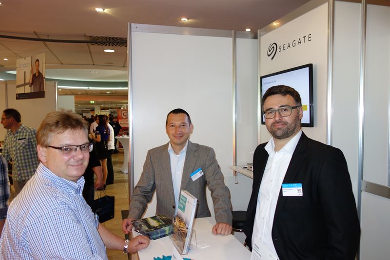 (v. l.) Klaus Bachmann, adaptec, mit Marcus Ulonska und Nazmi Keskiner, Seagate (Bild: IT-BUSINESS)