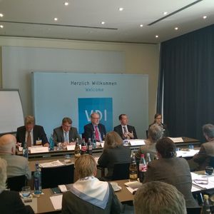 Kongressleiter Prof. Rudolf Stauber, Dr. Martin Vogt vom VDI ZRE, Prof. Werner A. Hufenbach von der TU Dresden und Dr. Jörg Wunder von der BMW Group (v.r.n.l.) beantworten die Fragen der anwesenden Journalisten.