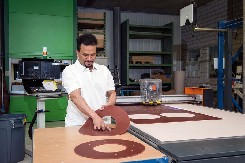 Individuell CNC-geschnittene Flachdichtungen aus Metall, Graphit, Elastomere, Thermoplaste und Faserverbundmaterialien. (Thomas Entzeroth)