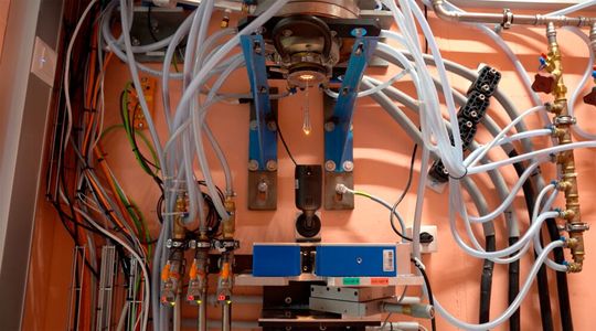 Das Material für die Glasfaser wird auf 2000 Grad erhitzt, bis daraus ein Glastropfen entsteht. Das Material für die Glasfaser wird auf 2000 Grad erhitzt, bis daraus ein Glastropfen entsteht.