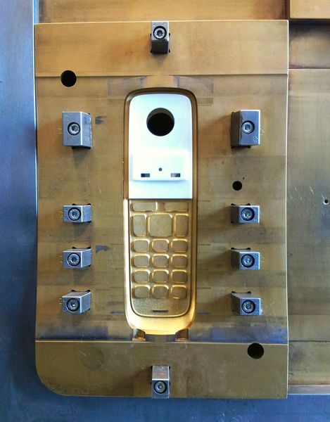 Beim Spritzgießen von Telefon-Gehäuseschalen konnten durch den Einsatz der keramischen Werkzeug-Inlays von WZR sicht- und fühlbare Oberflächenoptimierungen erzielt werden. (Bild: WZR)