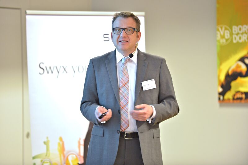 Marco Crueger, Vicepresident Sales bei Swyx, stellte den Partnern vor, welche Neuigkeiten für die „Unified Communications“-Lösung Swyxware in naher Zukunft geplant sind und präsentierte die konkreten Geschäftsmodelle, mit denen künftig jeder Swyx-Partner ins Cloud-Geschäft einsteigen kann. (Swyx)