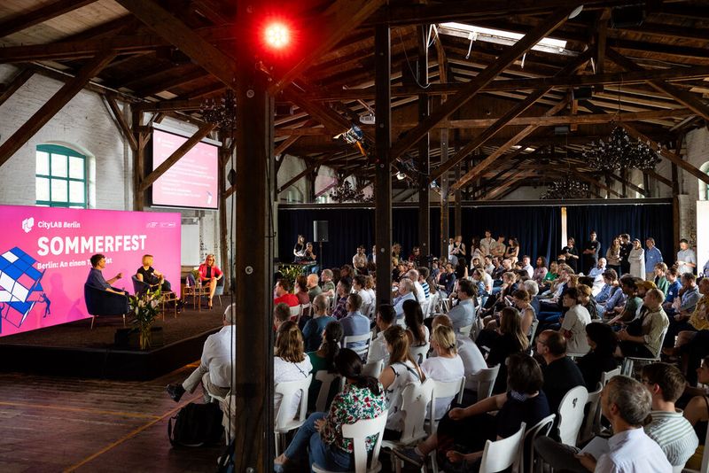 Panel mit (v. r.) Martina Klement, Münchens CDO Laura-Sophie Dornheim und Benjamin Seibel (© Florian Reimann)