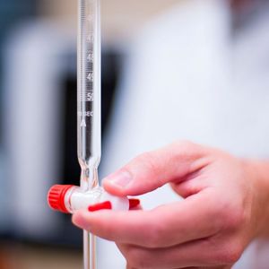 Im Chemikalienmanagement fließen wichtige Einzelaspekte zusammen, von Kosten über Abläufe und regulatorische Vorschriften bis hin zu Sicherheitsthemen. 