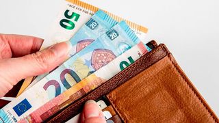 Während ganz Deutschland im Tarif-Clinch liegt, können sich die Tesla-Mitarbeiter in Grünheide auf eine Gehaltserhöhung freuen, obwohl es keinen Tarifvertrag gibt. (Bild: Money to go)