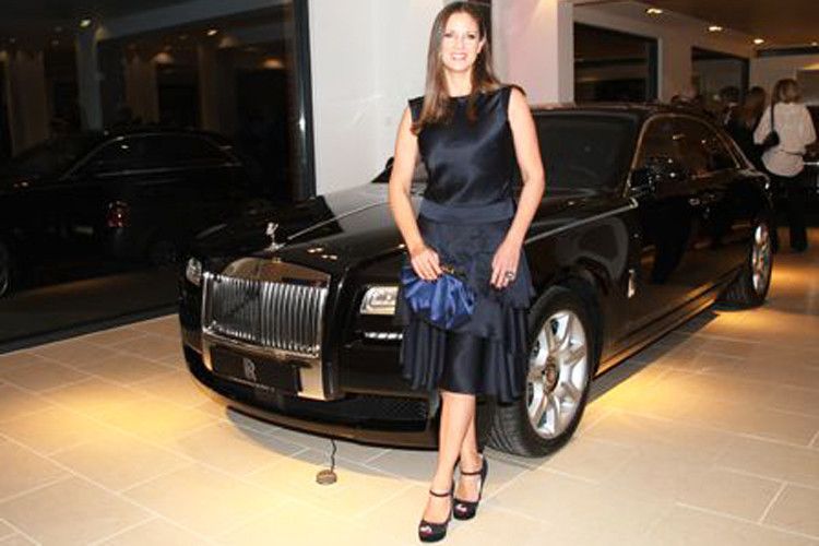 Der Rolls Royce steht ihr gut: US-Moderatorin Dana Schweiger, Ex-Frau von Schauspieler Till Schweiger, gab sich die Ehre. (Foto: Riller & Schnauck)