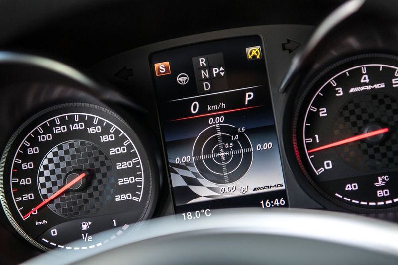 Wer mag, kann sich die Querbeschleunigungskräfte anzeigen lassen. (Mercedes-Benz)