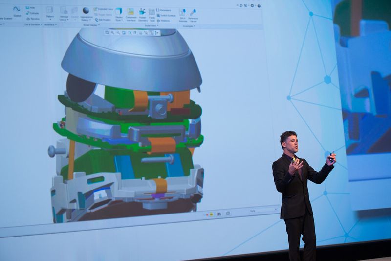 Stephane Lepage, CTO von Tamaggo, erklärt den inneren Aufbau der Panoramakamera ibi360. (PTC)