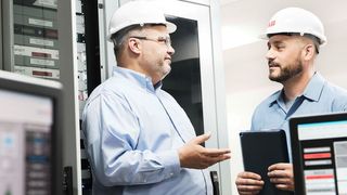 Mitarbeiter von ABB kontrollieren die Kohlendioxid-Emission in Zuckerfabriken.  (Bild: ABB)