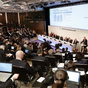 Bayer erhöhte den Konzernumsatz um 1,5 % auf 46,769 Milliarden Euro und verbessert das Ebitda vor Sondereinflüssen um 10,2 % auf 11,302 Milliarden Euro.