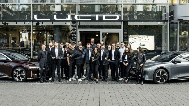 Vertreter von Lucid schnitten mit dem Team des neuen Frankfurter Studios symbolisch das Band durch und eröffneten offiziell die neue Markenrepräsentanz. (Bild: Lucid)