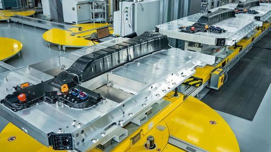 So schaut die Batteriefertigung bei Webasto im Werk Schierling aus. Das dortige Know-how hat nun dazu geführt, dass elektrische Hochleistung von dort das neue Coupé des Mercedes-AMG-GT flitzen lässt. Hinzu kommt eine ausgeklügelte Direktkühlung.(Bild:  Webasto)