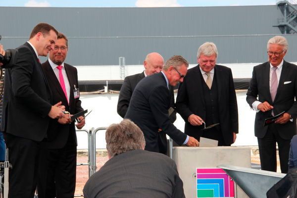 dem Bürgermeister von Haiger, unter genauster Beobachtung des Ministerpräsidenten, (Reinhold Schäfer)