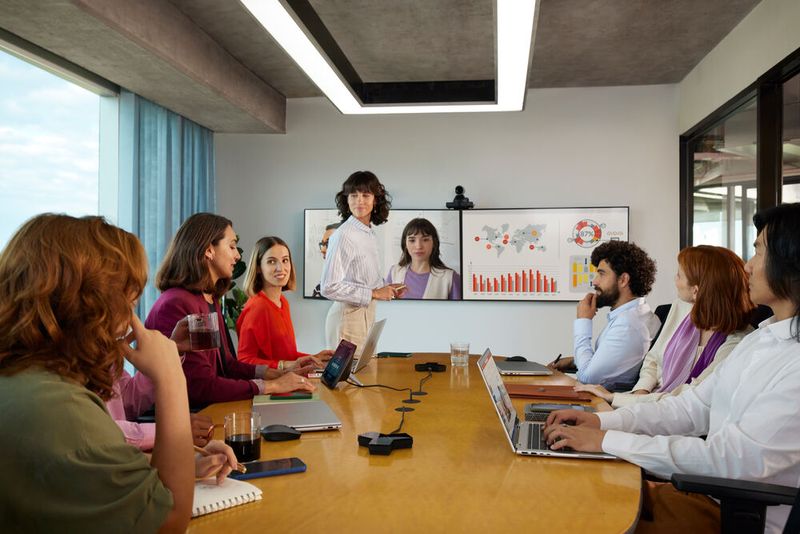 Mit KI-Hilfe rückt die 4K-Kamera Poly Studio E60 die Sprecher in den Fokus. (Bild: HP)