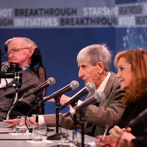 Eine illustre Runde: Der Astrophysiker Stephen Hawking, Physiker Freeman Dyson, US-Schriftstellerin und Filmproduzentin Ann Druyan und Harvard-Professor Avi Loeb (von links)  (Bild:  2016 Getty Images/Breakthrough Initiatives)