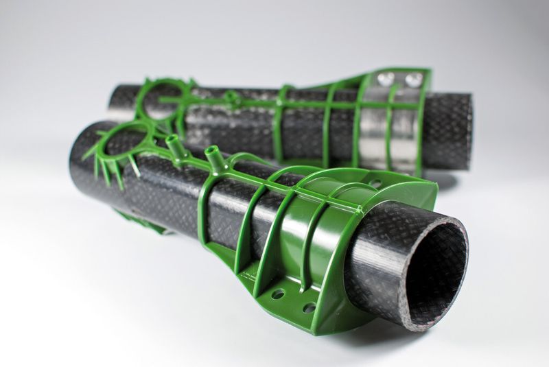 Forscher am ILK arbeiten an der seriengerechten Herstellung dreidimensional gekrümmter Hohlprofile aus textilverstärkten Thermoplasten, die mit Funktionselementen ausrüstbar sind. (Bild: TU Dresden)