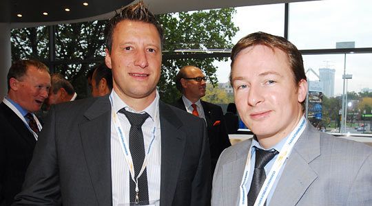 Jochen Müller, Verband Deutscher Skoda-Händler, im Gespräch mit Jens Hamm, Autohaus Hamm. (Archiv: Vogel Business Media)