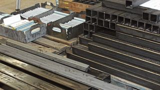 Oberflächen, die mit Betriebshilfsstoffen (Öl, Kühlschmiermittel) verunreinigt sind, führen beim Strahlen zu Schwierigkeiten. (Bild: Pantatec)