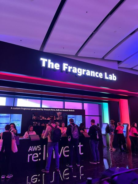 Teilnehmer konnten sich mithilfe von KI im Fragrance Lab einen eigenen Duft erstellen. (Bild: Vogel IT-Medien)