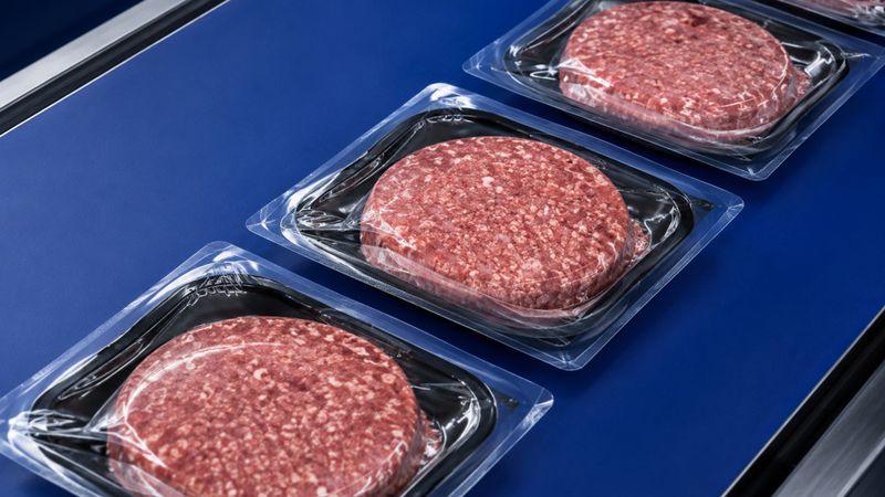 In großen Fleischfabriken müssen der Restsauerstoffgehalt und die Evakuierungszeit über alle Zyklen hinweg konstant bleiben, um eine stabile Produktion zu gewährleisten (Symbolbild).(Busch Group KI-generiert)