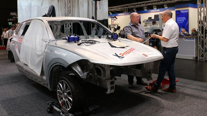 Eine Branchenmesse ermöglicht den Kollegendialog, den Austausch von Informationen und Wissen und bietet Werkzeugen, Maschinen oder Investitionsgütern an. (Bild: Klasing)