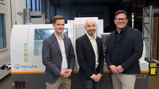 De g. à dr. : David Widmer, CEO de Walter Meier SA ; Christian Meyer, directeur des ventes FR-CH et membre de la direction de Walter Meier SA ; David Meier, directeur d'Osterwalder Werkzeugmaschinen AG.(Source :  Walter Meier (Solutions pour l’usinage) SA / Osterwalder Werkzeugmaschinen AG)