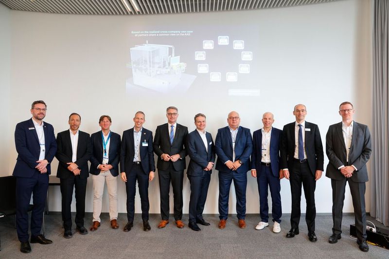 Zeigten auf der Hannover Messe 2023 einen interoperablen digitalen Zwilling auf Basis der Verwaltungsschale: Firmenvertreter von Siemens, Bausch+Ströbel, Bosch Rexroth, Cadenas, Festo, Harting, Sick, Phoenix Contact und Wago. (Bild: Siemens)