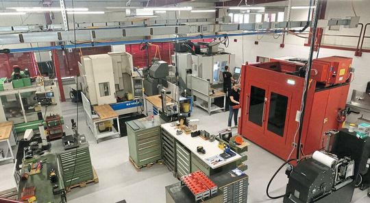 Seit Oktober 2024 steht in der Fertigungshalle des Schweizer Lohnfertigers Leiko eine vollautomatisierte «Kern Micro Vario».(Bild:  Kern Microtechnik GmbH)