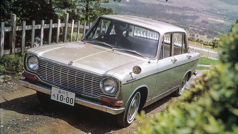 Die zweite Colt-Generation startete parallel zum Colt 600 in der kompakten Mittelklasse als „Colt 1000“ in Form einer viertürigen Stufenhecklimousine. (Bild: Mitsubishi Motors)