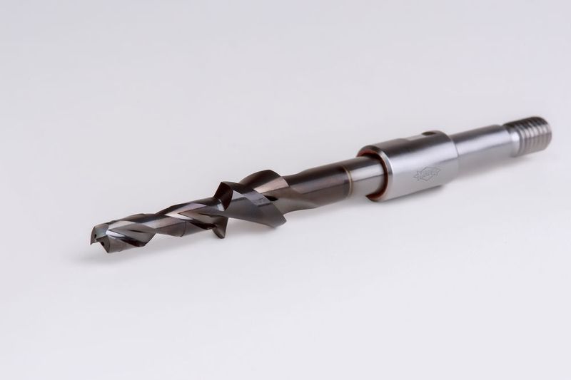 Das Kombinationswerkzeug zur Trockenbearbeitung von Alu-Alu-Stacks von Mapal. Die neuen Bohrer mit Senkstufe wurden entwickelt, um Bohrungen für die Nietverbindung trocken realisieren zu können. Das zweischneidige Werkzeug aus Hartmetall ist mit einer extrem positiven Schneide sowie einem Doppelspitzenwinkel ausgestattet. (Mapal)