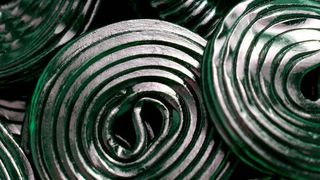 Süßigkeiten aufzurollen, ist gar nicht so einfach. Wie das funktionieren kann, zeigt ein Antriebshersteller. (gemeinfrei)