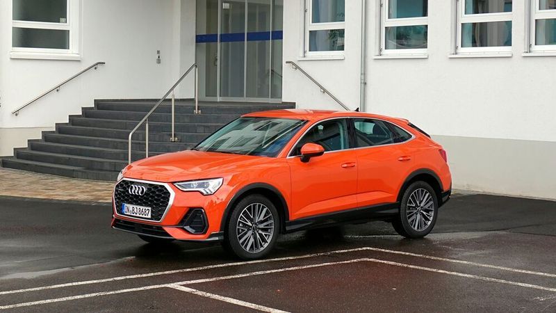 Mit seinen scharfen Karosseriekanten und den mächtigen 19-Zoll-Rädern steht der Q3 Sportback eindrucksvoll da – vielen Kunden gefällt genau das. (Rosenow/»kfz-betrieb«)