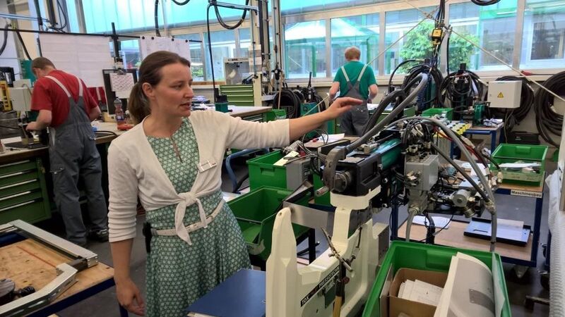 Gesellschafterin Stefanie Reich zeigt in der Montagehalle am Beispiel einer Roboterzange mögliche Systemlösungen, die Tox aufgrund eines Roboter-Baukastens schnell und einfach bieten kann. Das System kann aus einem Antriebe (Kraftpaket sowie Electric-Drive) in Clinch- und Nietvariante, unterschiedlichen Setzköpfe sowie Bügel mit standardisierten Schnittstellen für Antriebe, Werkzeug und Anbauteile bestehen. Optionale Steuerungen und Geräte zur Prozessüberwachung ergänzen das Angebot. (Bild: S.Häuslein/konstruktionspraxis)