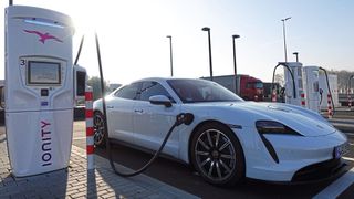 Ladeweltmeister: Bis zu 270 kW zieht sich der Porsche Taycan an entsprechend leistungsfähigen Schnellladesäulen.  (Bild: Clemens Gleich)